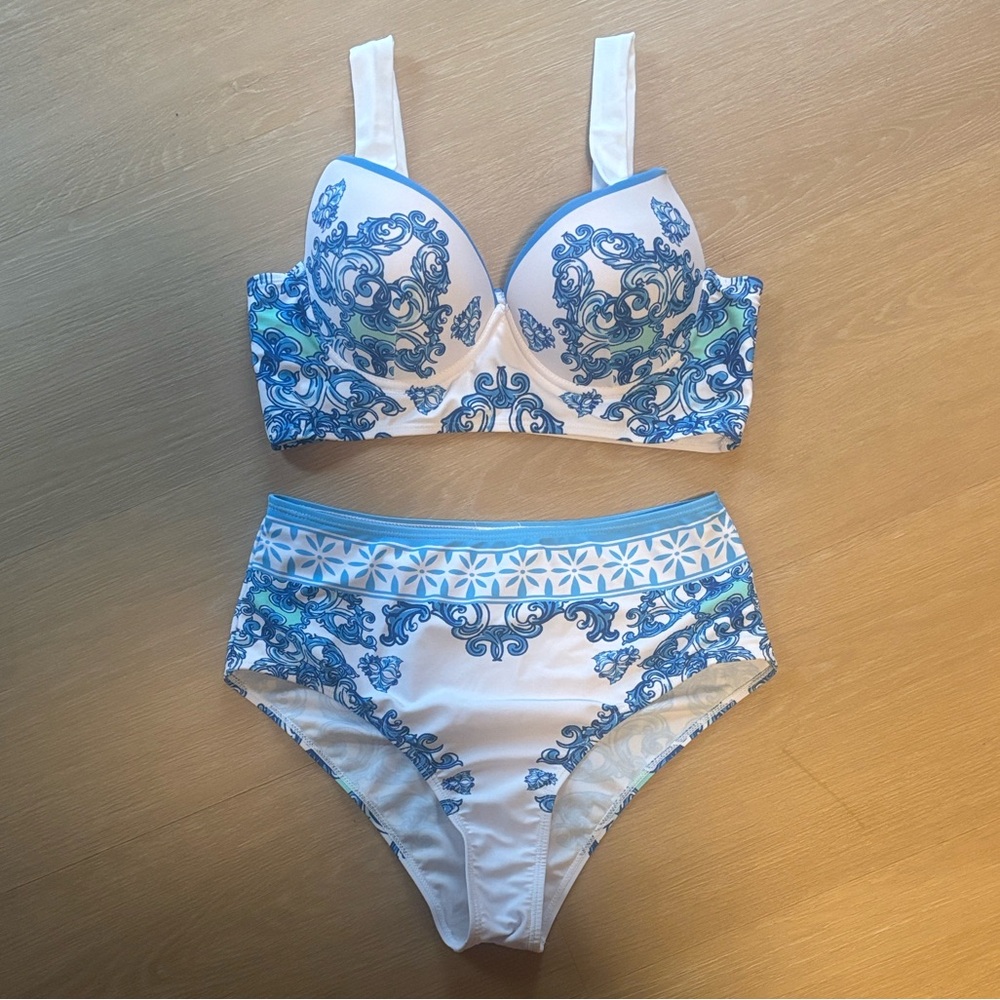 NWOT Floerns Blue and White Patterned Bikini Set size Large
